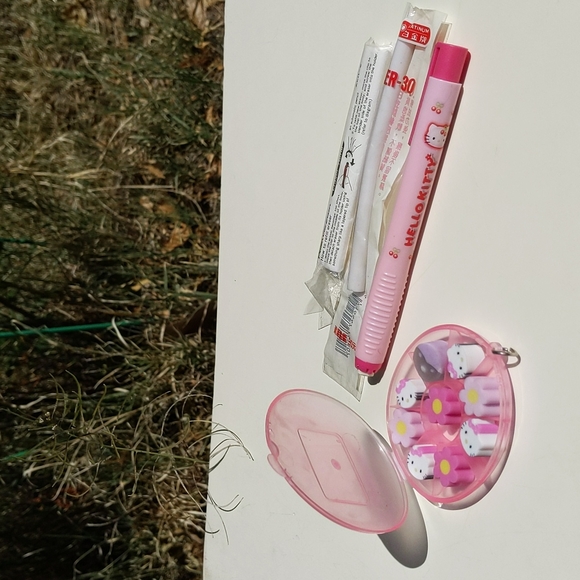 Hello Kitty Sanrio erasers, two kinds, one with three eraser refills. - Picture 2 of 6